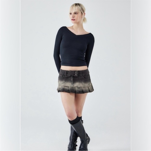 BDG black long sleeve Shannen Slinky V neck ribbed tee - medium - Picture 3 of 6